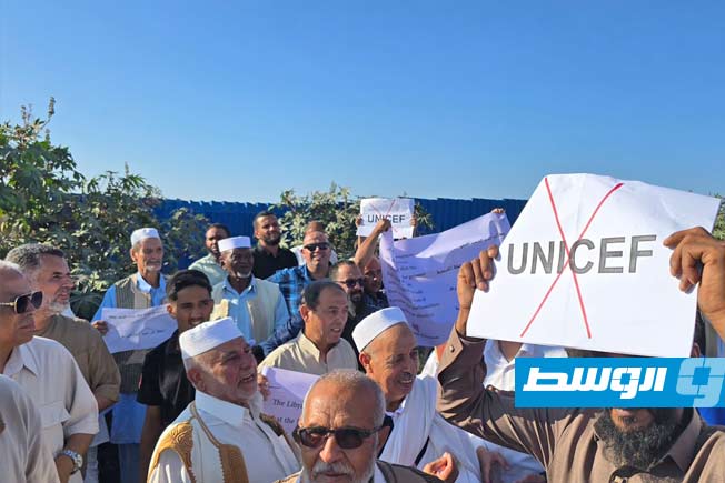 متظاهرون يرفعون لافتات ضد بعثة الأمم المتحدة لدى ليبيا أمام مقرها في منطقة جنزور غرب العاصمة طرابلس، الثلاثاء 24 يونيو 2025 (فيسبوك)