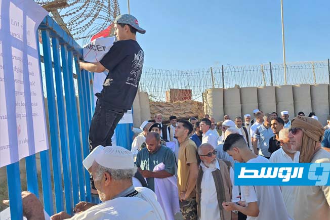 متظاهرون يحاولون اقتحام مقر بعثة الأمم المتحدة لدى ليبيا في منطقة جنزور غرب العاصمة طرابلس، الثلاثاء 24 يونيو 2025 (فيسبوك)