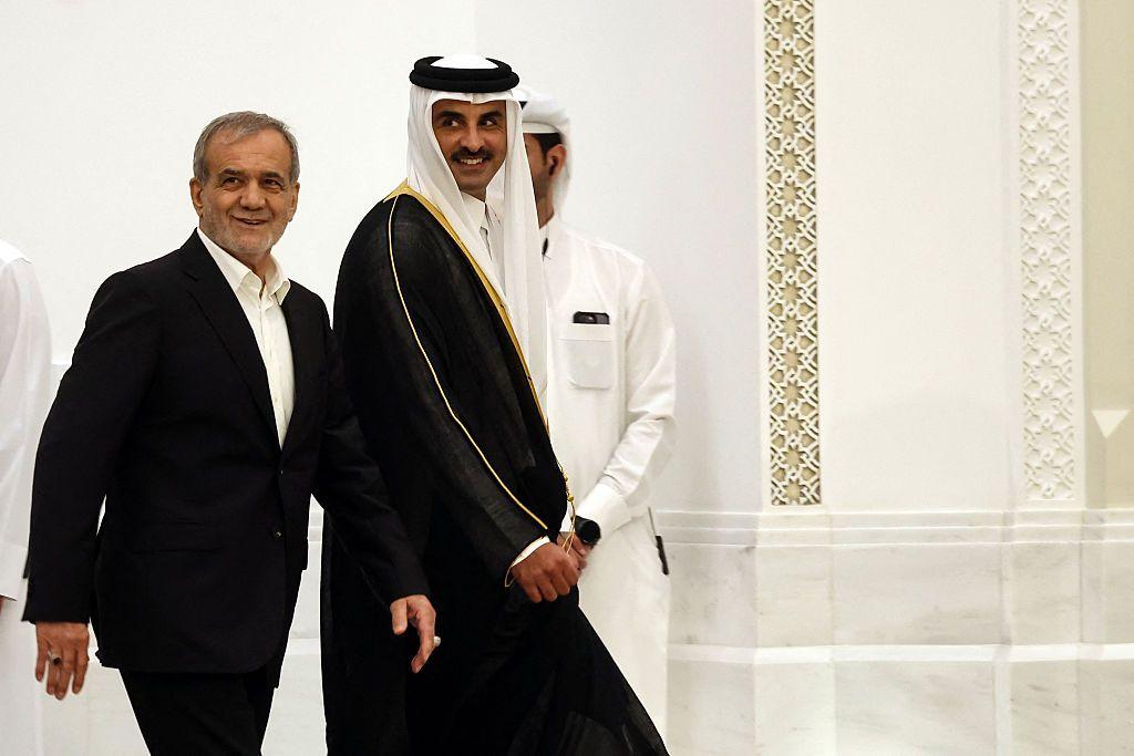 الرئيس الإيراني مسعود بزشكيان (يسار) وأمير قطر الشيخ تميم بن حمد آل ثاني يصلان لعقد مؤتمر صحفي مشترك في الدوحة في 2 أكتوبر 2024.