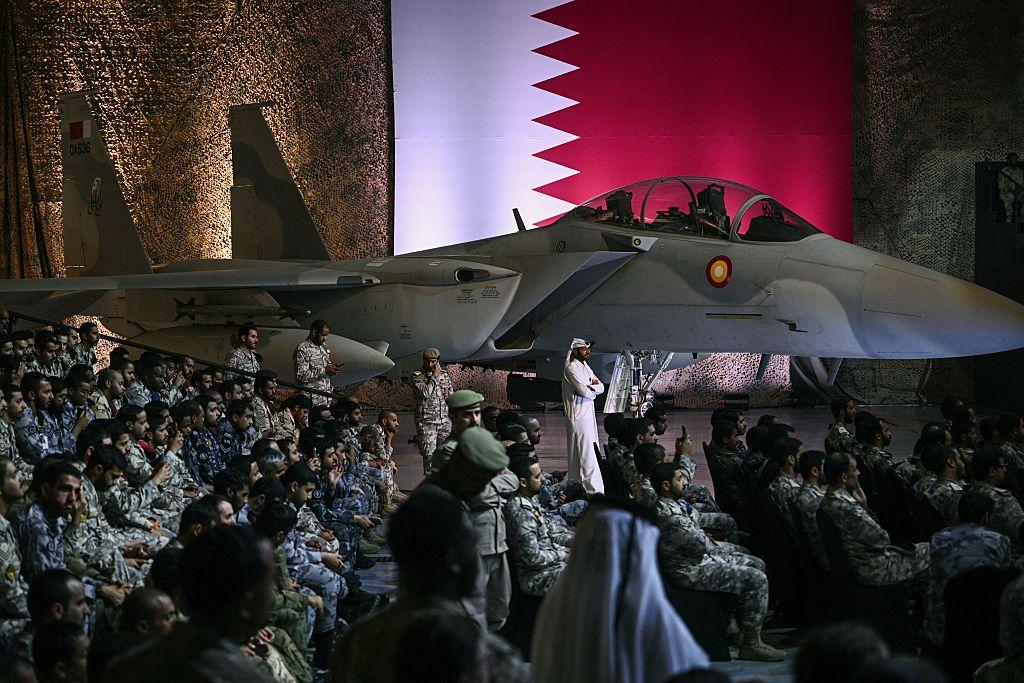 جنود وموظفون أمريكيون وقطريون ينتظرون الرئيس الأمريكي دونالد ترامب في قاعدة العديد الجوية جنوب غرب الدوحة في 15 مايو 2025.