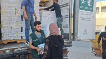 مركز الملك سلمان للإغاثة يقدم (2.677) صندوق تمر في ريف دمشق