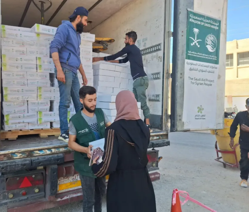 مركز الملك سلمان للإغاثة يقدم (2.677) صندوق تمر في ريف دمشق