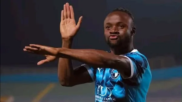 بيراميدز يمنح فيستون ماييلي الإذن بالمغادرة