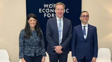 المشاط تناقش مع رئيس المنتدى الاقتصادي العالمي تأثير المستجدات الدولية والإقليمية على الاقتصاد المحلي