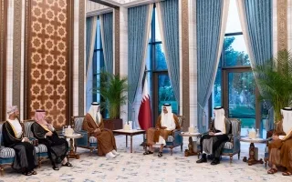 أمير قطر يستقبل عبدالله بن زايد والوزراء المشاركين في الاجتماع الطارئ للمجلس الوزاري لدول الخليج.