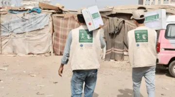 مركز الملك سلمان يوزع (3000) صندوق تمر في مديرية الخوخة بمحافظة الحديدة