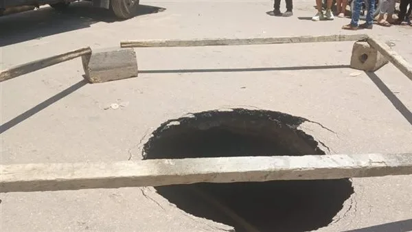 عاجل.. قوات الأمن في القاهرة ترفع سيارة خاصة سقطت بفعل انهيار أرضي مفاجئ في التجمع. عاجل.. قوات الأمن في القاهرة ترفع سيارة خاصة سقطت بفعل انهيار أرضي مفاجئ في التجمع.