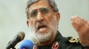 العميد إسماعيل قاآني، قائد “فيلق القدس”، يشارك في احتفالات وسط طهران بعد ادعاءات بقتله في هجمات إسرائيلية.