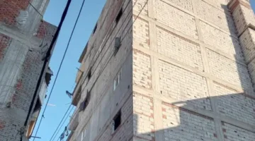 تحرك سريع بشأن مبنى مائل يشكل خطرًا وشيكًا في الإسكندرية