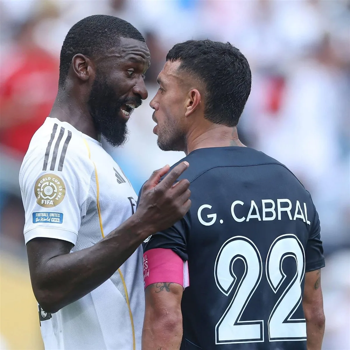 فيفا يحقق مع لاعب باتشوكا بتهمة العنصرية تجاه روديجر.. وصحفي إسباني يعلن تفصيلًا مفاجئًا