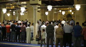 فضل الصلاة في جماعة: اكتشف أقل عدد مطلوب لعقدها في المنزل أو المسجد.