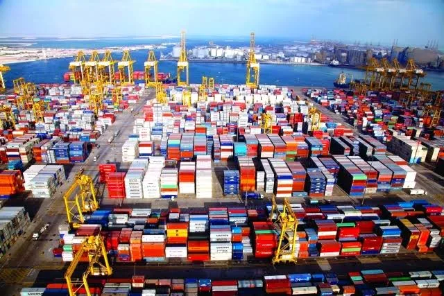 الغرف التجارية: ارتفاع الشحن البحري بنسبة 100% نتيجة الاضطرابات الجيوسياسية الغرف التجارية: ارتفاع الشحن البحري بنسبة 100% نتيجة الاضطرابات الجيوسياسية