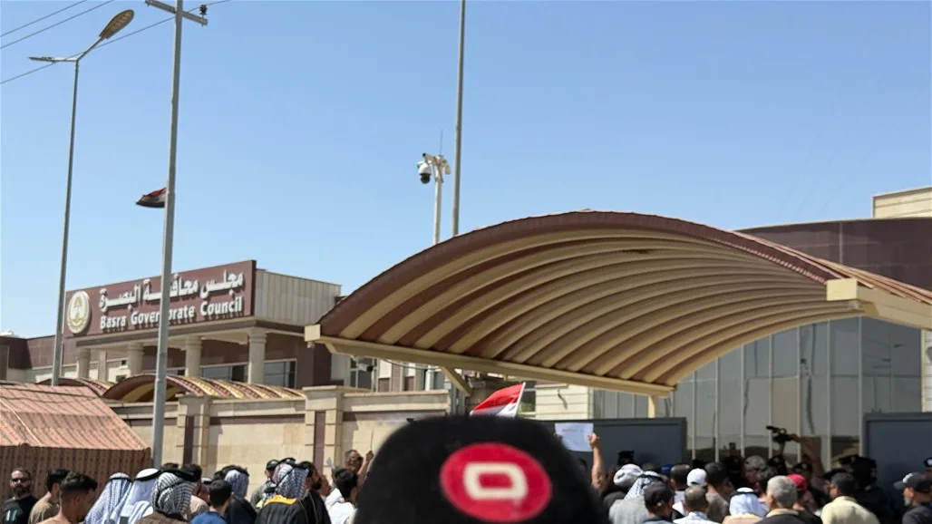 مظاهرة كبيرة في البصرة تحت شعار “أنقذوا أبي الخصيب” (صور)