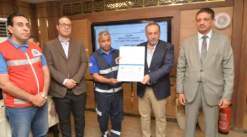 محافظ أسيوط يَكافئ مسعفًا وسائقًا من هيئة الإسعاف بعد عثورهما على مبلغ مالي ورداه إلى صاحبه.
