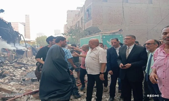 محافظ الجيزة يراقب عن كثب جهود إخماد حريق في مخزن للدهانات بمنطقة البراجيل