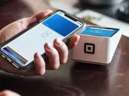 حملة إعلانية داخل Apple Wallet تثير استياء مستخدمي آيفون