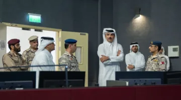 سمو الأمير يزور قيادة العمليات المشتركة ويستمع إلى تقرير حول نجاح القوات المسلحة في صد الهجوم الصاروخي على قاعدة العديد.