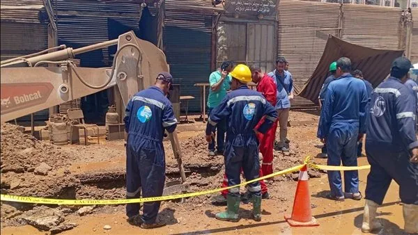 بعد تسرب الغاز الطبيعي في السيل الجديد… محافظ أسوان يراقب جهود الت containment.