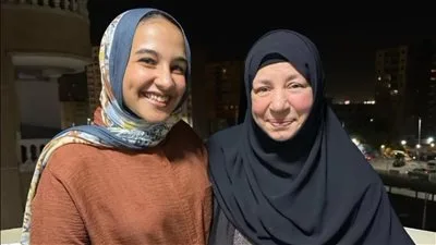 حقيقة أم تقنية ذكاء اصطناعي؟ تداول صورة جديدة لعبلة كامل مع فتاة من خارج الوسط الفني. حقيقة أم تقنية ذكاء اصطناعي؟ تداول صورة جديدة لعبلة كامل مع فتاة من خارج الوسط الفني.