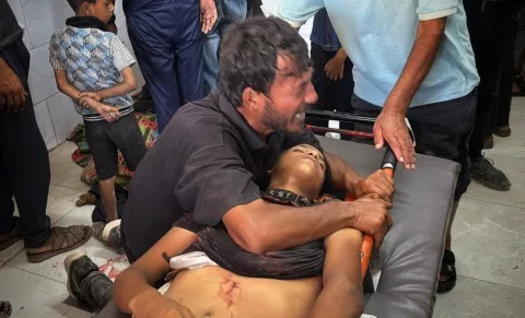 أكثر من 40 ضحية بينهم جوعى ومحتاجون للمساعدات في مجازر إسرائيلية بغزة.. والجيش الإسرائيلي يقتل امرأة مسنّة بالرصاص في القدس أكثر من 40 ضحية بينهم جوعى ومحتاجون للمساعدات في مجازر إسرائيلية بغزة.. والجيش الإسرائيلي يقتل امرأة مسنّة بالرصاص في القدس