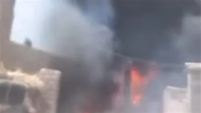الدفاع المدني وإدارة الإطفاء تسيطران على حريق في كسارة بلاستيك بساحل سليم