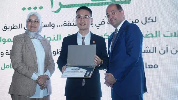 المؤسسة الملتزمة بالضرائب: وزير المالية يمنح شركة هواوي شهادة تقدير. المؤسسة الملتزمة بالضرائب: وزير المالية يمنح شركة هواوي شهادة تقدير.