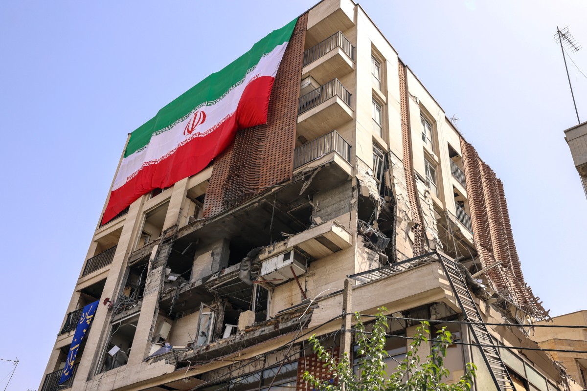 أضرار في أحد مباني طهران جرّاء الضربات الإسرائيلية (أ ف ب).