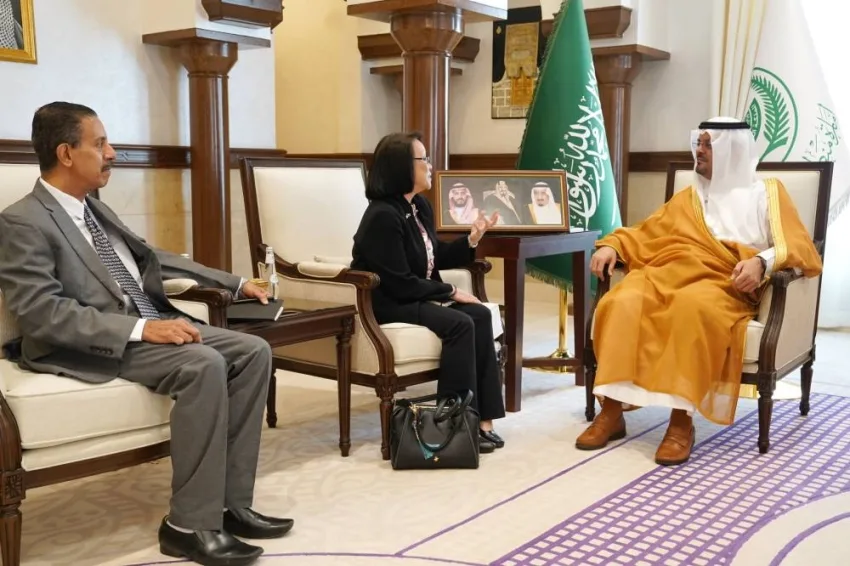 نائب أمير مكة يستقبل القنصل البريطاني في جدة نائب أمير مكة يستقبل القنصل البريطاني في جدة