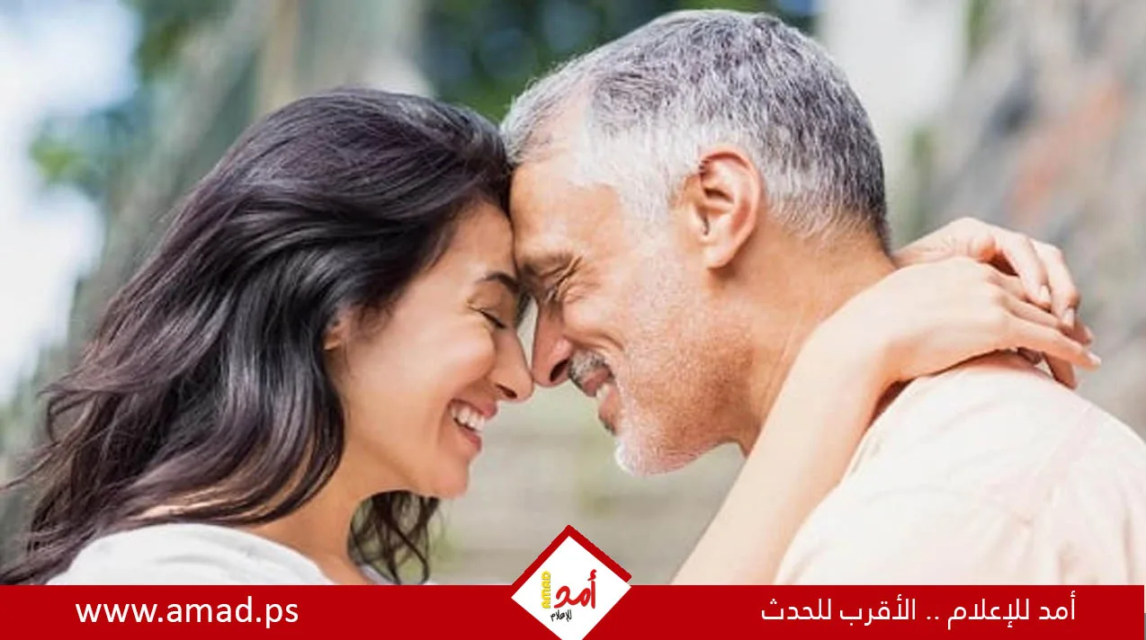ما سبب انجذاب بعض النساء للرجال الأكبر سنًا؟