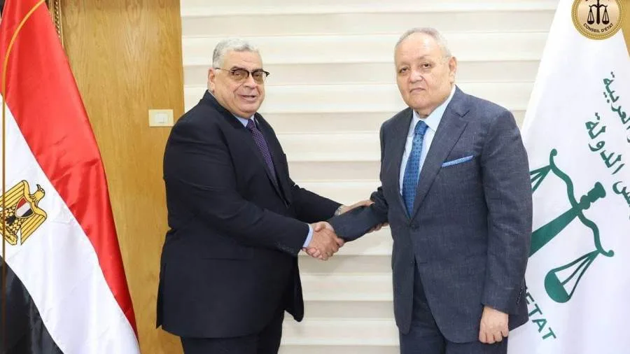 المستشار أحمد عبود يبارك للرئيس الجديد لمجلس الدولة بمناسبة توليه المنصب المستشار أحمد عبود يبارك للرئيس الجديد لمجلس الدولة بمناسبة توليه المنصب