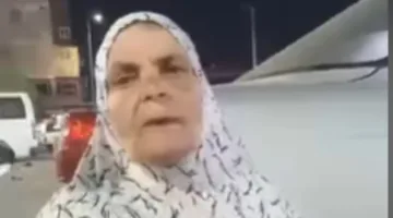 امرأة مالكة لعمارة تنام في الشارع.. شاب يخرج والدته إلى شوارع المطرية (فيديو)