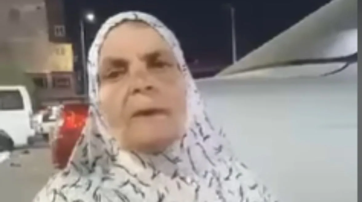 امرأة مالكة لعمارة تنام في الشارع.. شاب يخرج والدته إلى شوارع المطرية (فيديو) امرأة مالكة لعمارة تنام في الشارع.. شاب يخرج والدته إلى شوارع المطرية (فيديو)