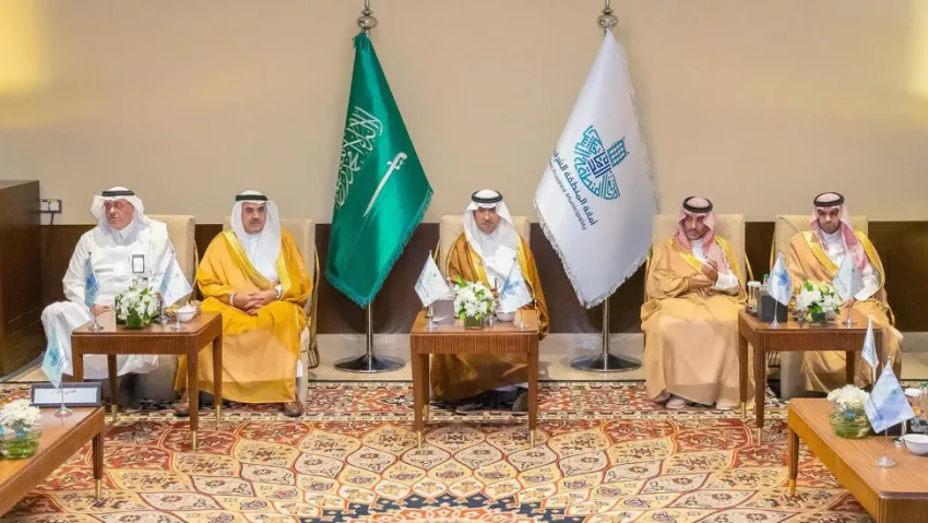 الحقيل يقوم بجولة على مشاريع استثمارية متميزة في المنطقة الشرقية ويجتمع مع مستثمرين محليين ودوليين الحقيل يقوم بجولة على مشاريع استثمارية متميزة في المنطقة الشرقية ويجتمع مع مستثمرين محليين ودوليين
