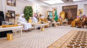 أمير القصيم يوزع شهادات تكريم لرؤساء اللجان بالإمارة الذين ساهموا في اختبارات القرآن الكريم لنزلاء السجون.