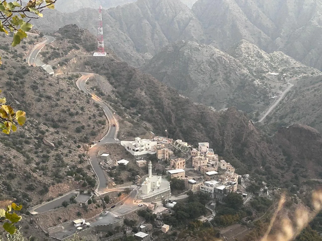 قرية القشع في ولاية الجبل الأخضر: وجهة غنية لرحلات المغامرة واستكشاف الطبيعة