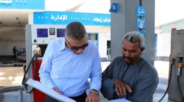 محافظ أسوان يقوم بجولة مفاجئة في محطة وقود للتأكد من توفر المواد البترولية