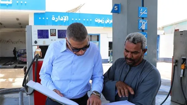 محافظ أسوان يقوم بجولة مفاجئة في محطة وقود للتأكد من توفر المواد البترولية