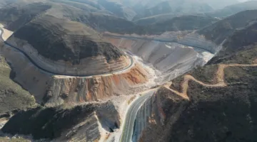 مشاريع تنموية لتحسين شبكة الطرق في محافظة ظفار