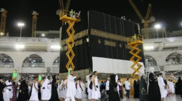 السعودية تغيّر غلاف الكعبة المشرفة بمناسبة قدوم العام الهجري الجديد