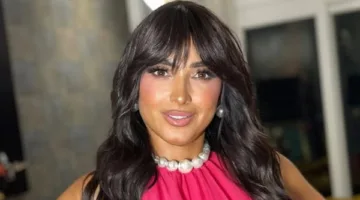 بفستان أحمر وإطلالة مميزة.. روجينا تأسر الأنظار في أحدث ظهور (صور)
