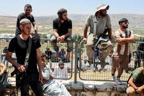 ثلاثة فلسطينيين استشهدوا وسبعة مصابين بينهم حالات حرجة نتيجة هجوم لمستوطنين متطرفين على بلدة كفر مالك في وسط الضفة الغربية ثلاثة فلسطينيين استشهدوا وسبعة مصابين بينهم حالات حرجة نتيجة هجوم لمستوطنين متطرفين على بلدة كفر مالك في وسط الضفة الغربية