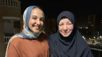 أول رد فعل من الفتاة التي ظهرت مع عبلة كامل في صورة أثارت الجدل (خاص)