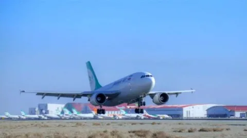 إيران تعاود فتح مجالها الجوي جزئيًا بعد إعلان وقف إطلاق النار مع إسرائيل. إيران تعاود فتح مجالها الجوي جزئيًا بعد إعلان وقف إطلاق النار مع إسرائيل.