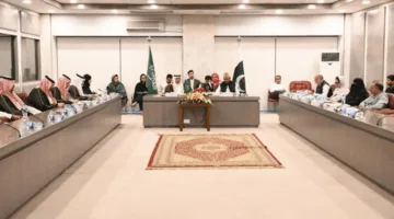 وفد الشورى يلتقي برئيس مجلس الشيوخ خلال زيارته للبرلمان الباكستاني