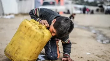 وكالة الأونروا تحذر: سكان غزة يواجهون خطر الموت عطشًا بسبب تدمير أنظمة المياه نتيجة القصف الإسرائيلي