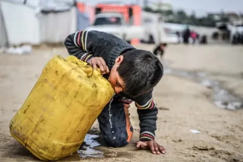 وكالة الأونروا تحذر: سكان غزة يواجهون خطر الموت عطشًا بسبب تدمير أنظمة المياه نتيجة القصف الإسرائيلي وكالة الأونروا تحذر: سكان غزة يواجهون خطر الموت عطشًا بسبب تدمير أنظمة المياه نتيجة القصف الإسرائيلي