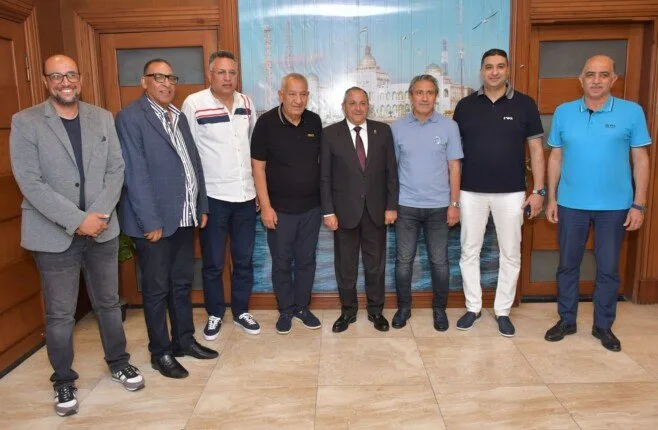 محافظ بورسعيد يستقبل مجلس إدارة النادي المصري ويرحب بالمدرب الجديد للفريق