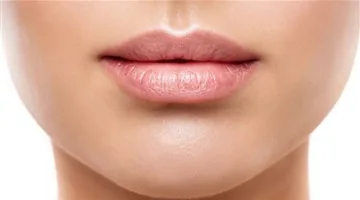 بتركيبات آمنة: لُب اللمعان الطبيعي للشفاه بألوان صيفية وبريق صحي وجذاب.