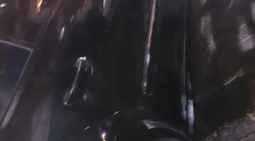 أطفال يقودون سيارة نائب برلماني ويدمرونها على الرصيف في فيصل | صور
