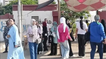 طلاب الثانوية العامة يتجهون إلى المدارس لأداء امتحانات الفيزياء والتاريخ.